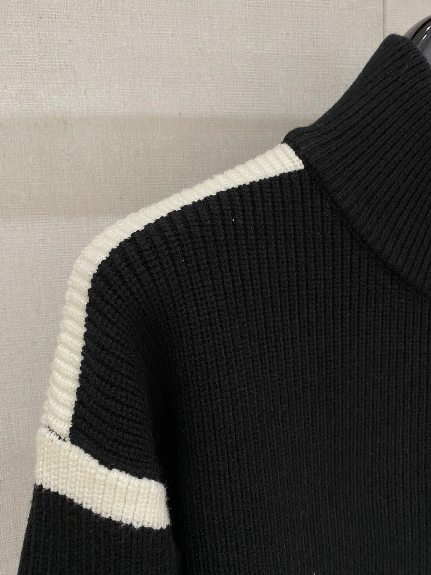 🅿️540 【LV Louis Vuitton】Autumn and winter classic cardigan sweater, in full condition! ! ! Wool blended fabric, the latest model in 2025, golden ratio! ! Slim-fitting soft gold, versatile and practical item, the combination and practicality are extremely powerful, simple and elegant, and classy! To create your own style, it is highly recommended to buy it in two colors. The standard slim fit tailoring process is suitable for both young and old men. It is knitted from wool and will not cause any discomfort! While keeping warm, it is stylish, textured and wearable, and the classic logo with contrasting colors on the chest feels in place! ! Recommended for regular customers! ! Size M-3XL (maximum wear: 190 pounds)